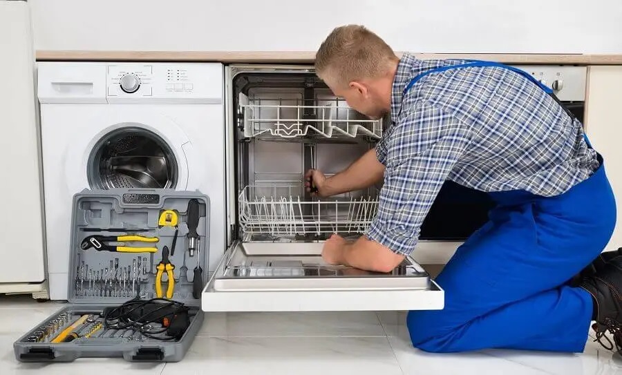 Mamak Westinghouse servisi teknisyen ekibi beyaz eşya tamiri yaparken